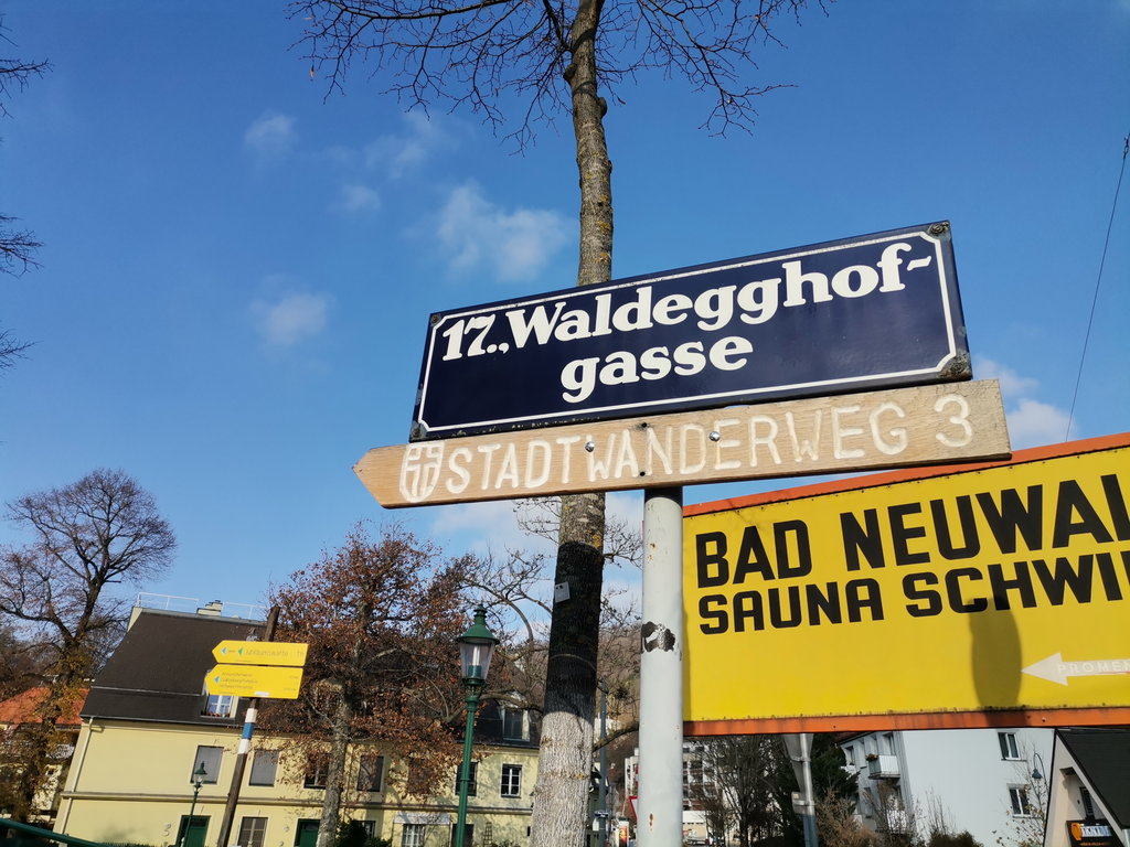 Bitte dem Holzpfeil folgen. Foto Veronika Schöll