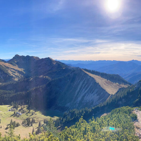 Panoramablick von der Aiplspitz auf den Hohen Miesing, Rotwand, Raukopf, Tanzeck und Jägerkamp. Foto: So Phia