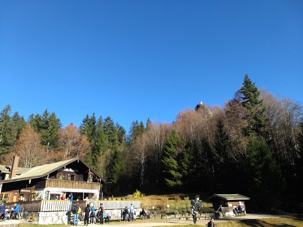 Am Galaun, oben die Riederstein-Kapelle auf ihrem Felsen. Foto: Nikolaus Vogl