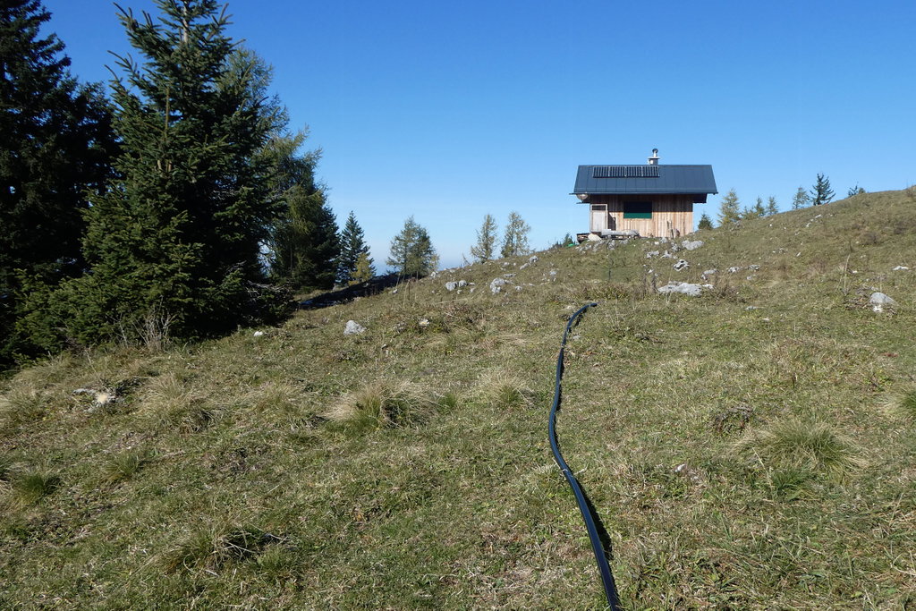 Die Vierkaserhütte mit der Wasserzuleitung. Foto: Karl Plohovich
