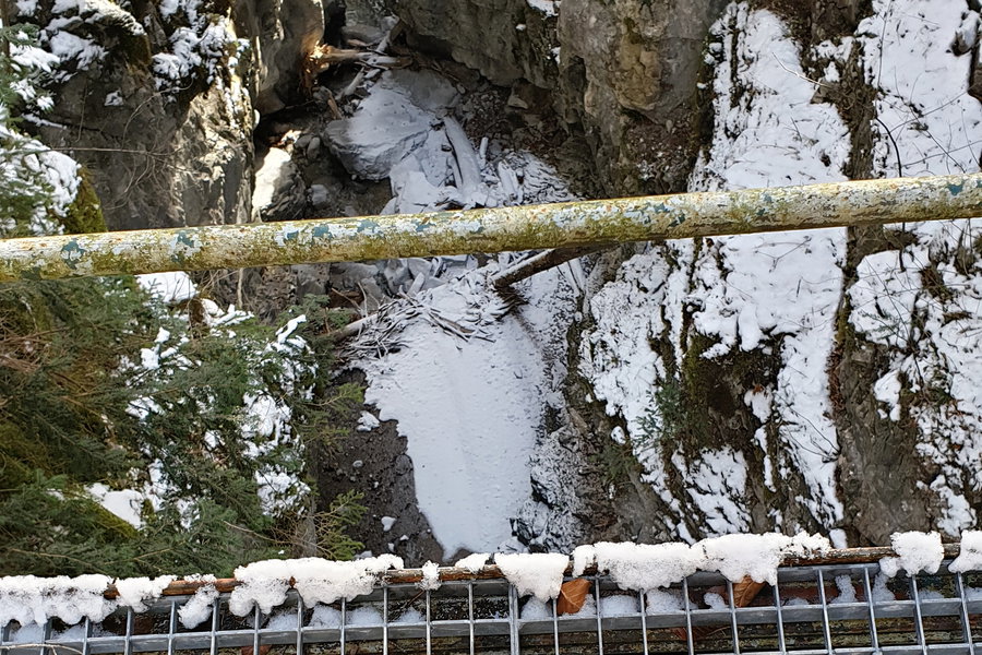Gitterrost-Brücke über die Schlucht. Foto: Markus Büchler