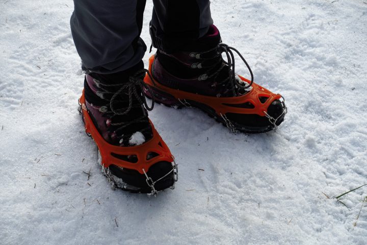 Für den letzten Abstieg nutzen wir Snowspikes / Grödl. Foto: Martin Heppner