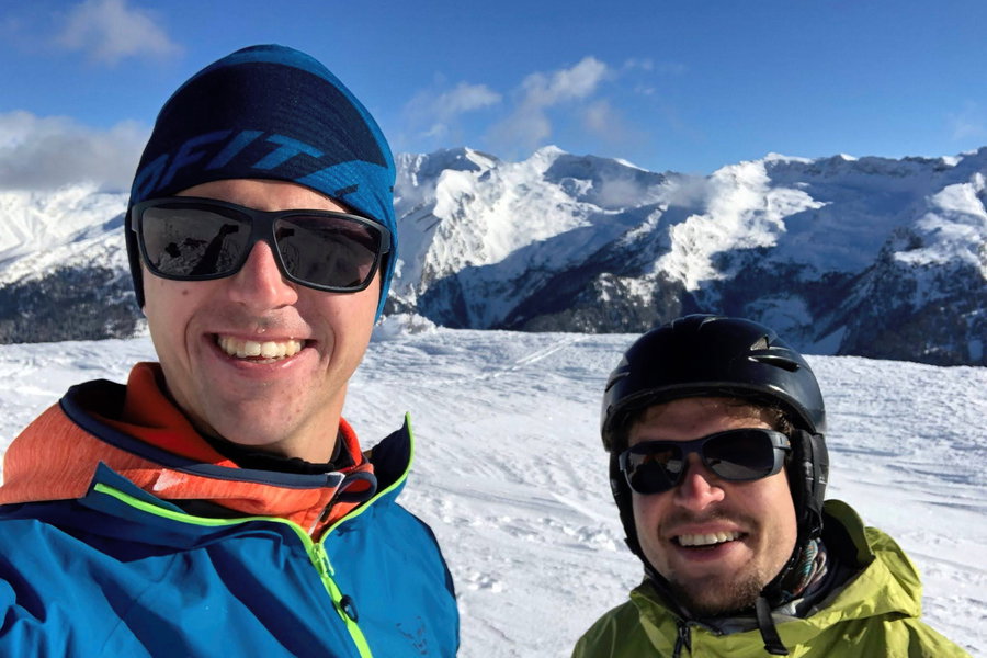 Gipfelfoto am Sattelberg mit Blick Richtung Osten in die Tuxer Alpen, Foto: Alexander Hedenig