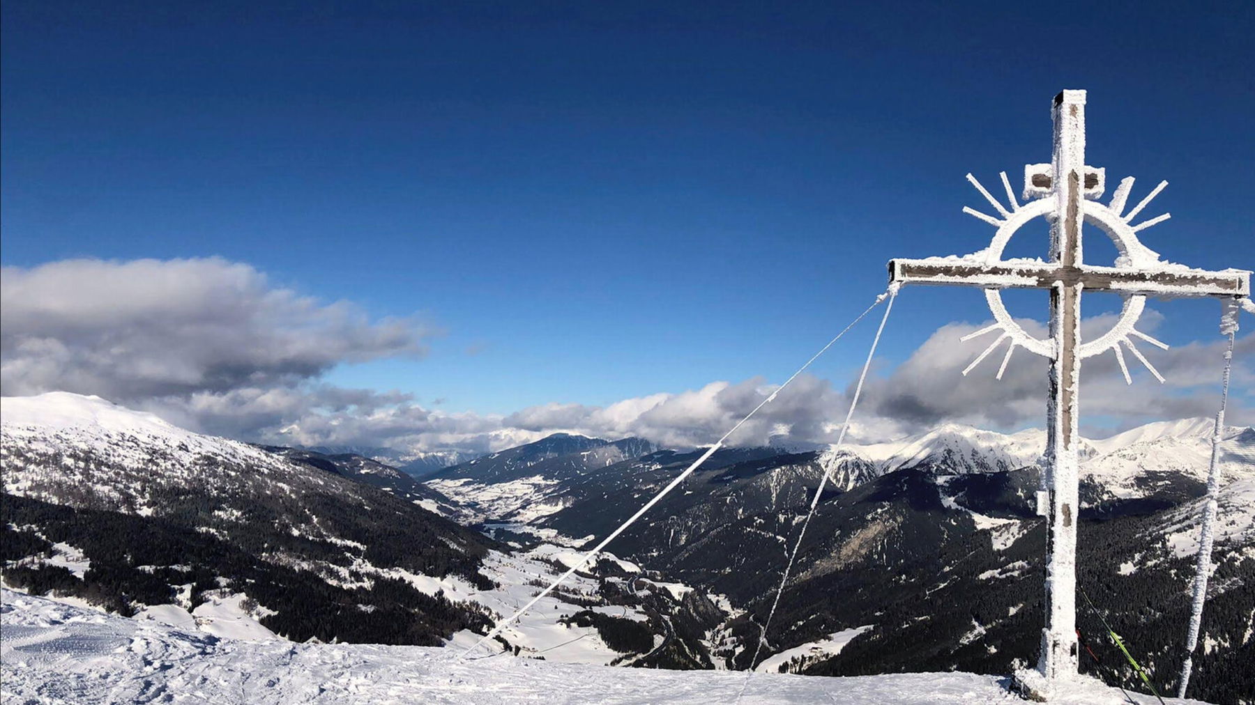 Gipfelkreuz am Sattelberg mit Blick Richtung Norden in das Wipptal, Foto: Alexander Hedenig