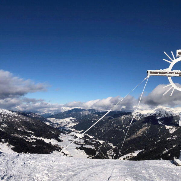 Gipfelkreuz am Sattelberg mit Blick Richtung Norden in das Wipptal, Foto: Alexander Hedenig