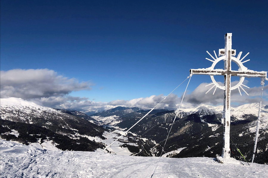 Gipfelkreuz am Sattelberg mit Blick Richtung Norden in das Wipptal, Foto: Alexander Hedenig