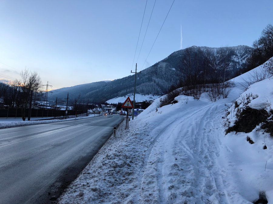 Direkt neben der eher wenig befahrenen Bundesstraße machen wir den LVS-Check zum Start der Tour. Foto: Thomas Obermair