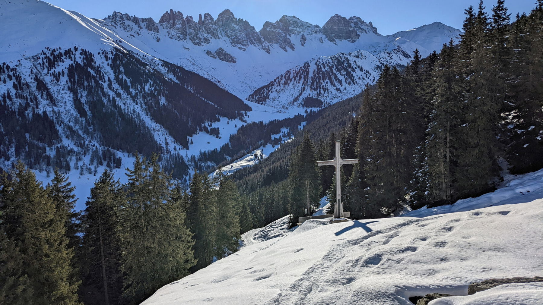 Noch ein paar wenige Höhenmeter, dann erhohlen wir uns bei einer Trinkpause neben der Salfeinsalm mit eigenem Hüttenkreuz. Dabei haben wir immer die “Kalkkögel” und den “Hoadl” in unserem Rücken 2. Foto: Thomas Obermair
