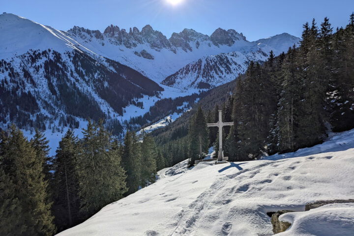 Noch ein paar wenige Höhenmeter, dann erhohlen wir uns bei einer Trinkpause neben der Salfeinsalm mit eigenem Hüttenkreuz. Dabei haben wir immer die “Kalkkögel” und den “Hoadl” in unserem Rücken 2. Foto: Thomas Obermair