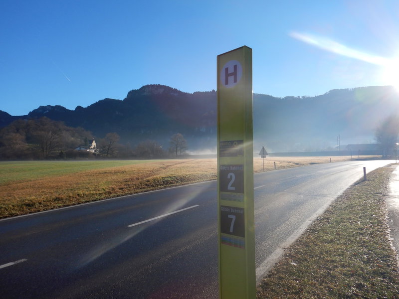 Bus-Haltestelle bei Götzis: Im Hintergrund der Kapf, hinter dem sich in einer Senke Millrütte verbirgt. Foto: Didi Trummer.