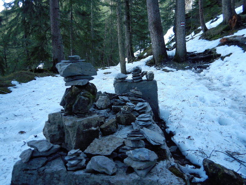 Eine ganze Burg aus "Stoamännle" am Kugelwaldweg. Foto: Didi Trummer.