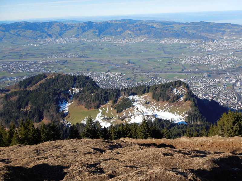 Der Blick vom Gipfel der Hohen Kugel zurück zum Ausgang der Tour: Das Haus auf dem Vorsprung im Schneefeld ist das Gasthaus Millrütte, wo uns der Bus hingebracht hat. Foto: Didi Trummer.