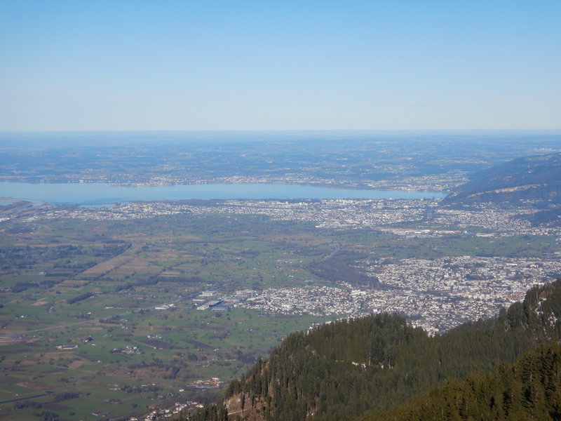 Blick über Dornbirn und Bregenz zur Ostspitze des Bodensees und tief ins Allgäu hinein. Foto: Didi Trummer.