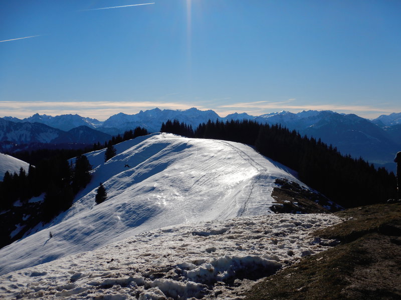 Abstieg Richtung Süden: Im Hintergrund der Rätikon. Foto: Didi Trummer.