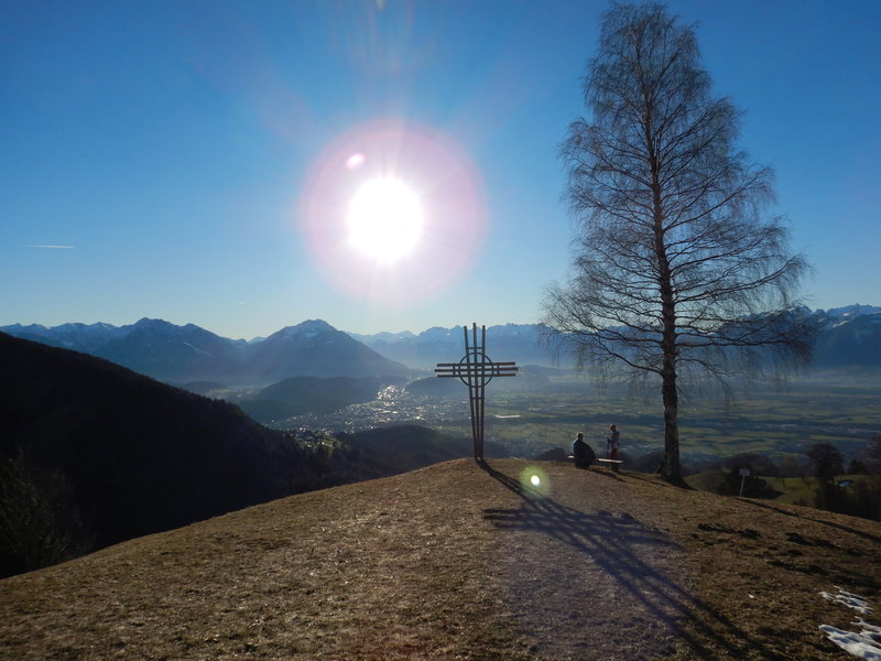 Aussichtspunkt mit Kreuz knapp über dem Frax'ner Sportplatz: links neben dem Kreuz Feldkirch und dahinter Liechtenstein mit den Drei Schwestern. Foto: Didi Trummer.