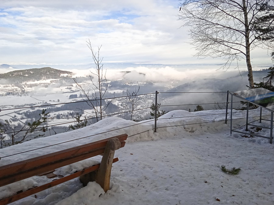 Aussichtspunkt ins Seebachtal. Rechts im Bild die Nebelwolke auf Klagenfurt. Foto: Birgit Frank