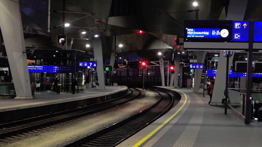 In der Früh am Hauptbahnhof wars noch finster. Foto: Simon Widy