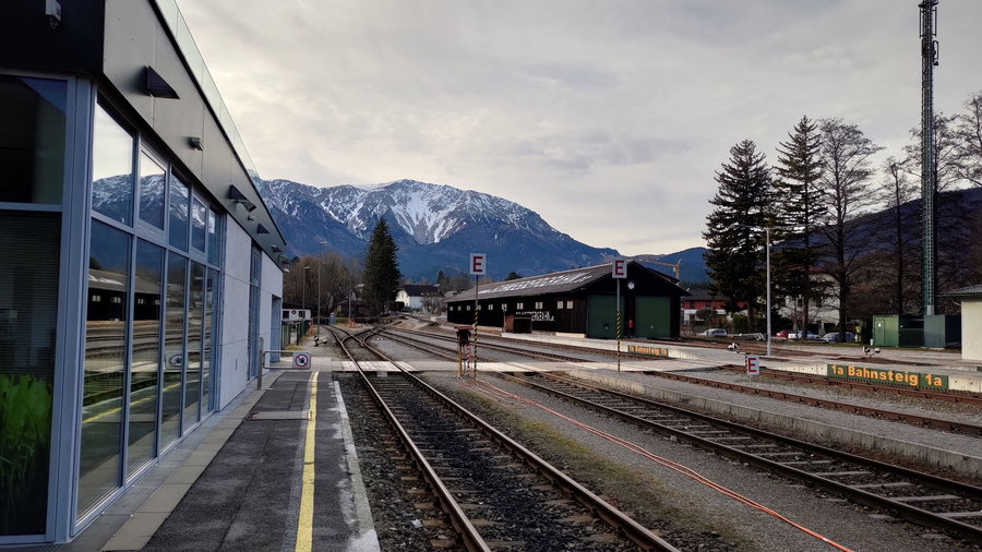 Ausblick vom Bahnhof Puchberg/Schneeberg, für Jänner schockierend wenig Schnee am Schneeberg. Foto: Simon Widy