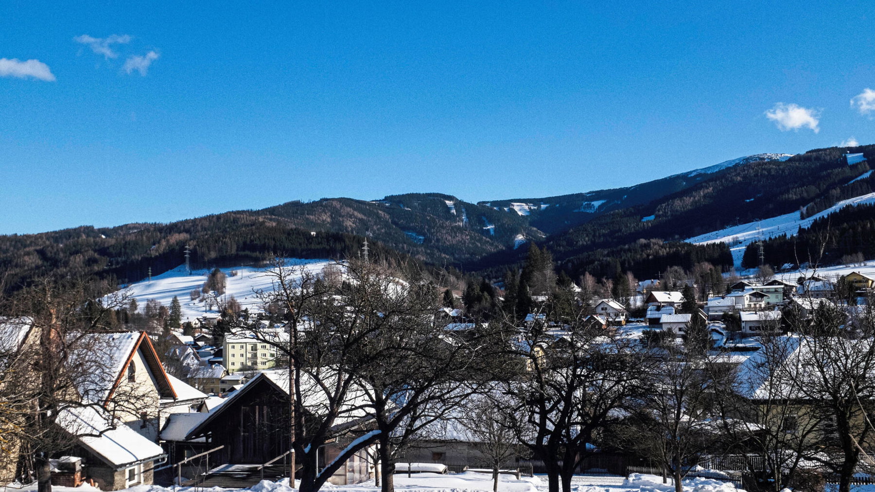 Blick auf den Rücken des Hochecks und das Stuhleck. Foto: Birgit Reiter