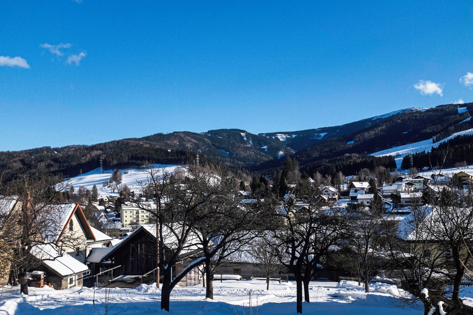 Blick auf den Rücken des Hochecks und das Stuhleck. Foto: Birgit Reiter