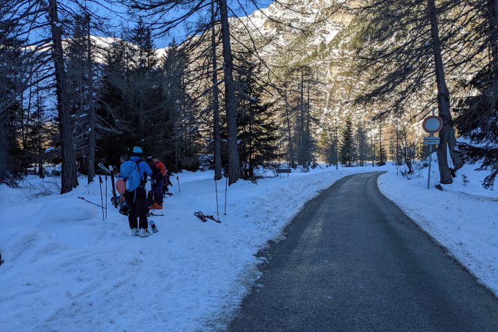 Über ein kurzes, extra präpariertes Stück gelangt man vom Parkplatz beim Gasthaus Waldesruh zur Forststraße. Foto: Protect Our Winters Austria