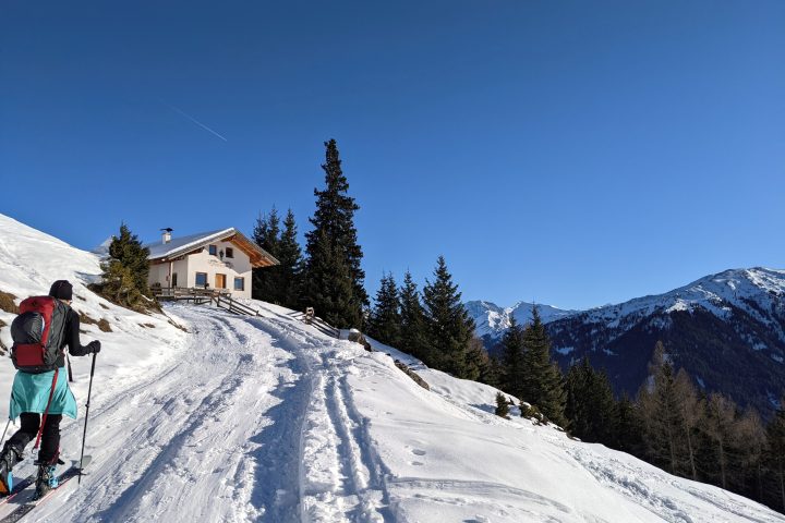 Nach einigen Kehren auf dem mäßig steilen Weg gelangt man zur Kastnerbergalm, die von mehr oder weniger schneebedeckten Wiesenflächen umgeben ist. Foto: Protect Our Winters Austria
