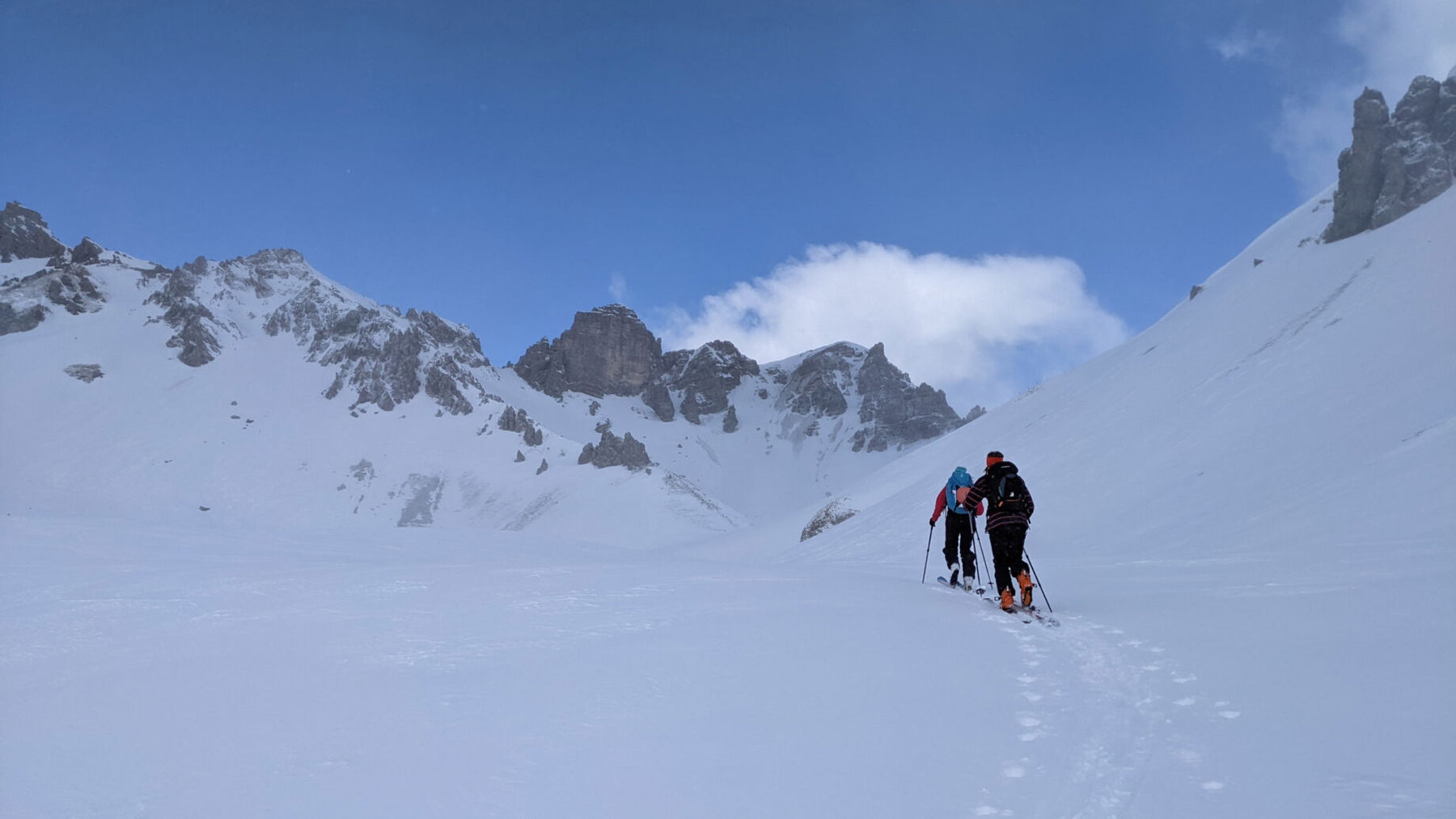 Bald darauf können wir auch schon das Kalbenjoch erblicken. Im Hintergrund thront Königin Serles. Foto: Protect Our Winters Austria