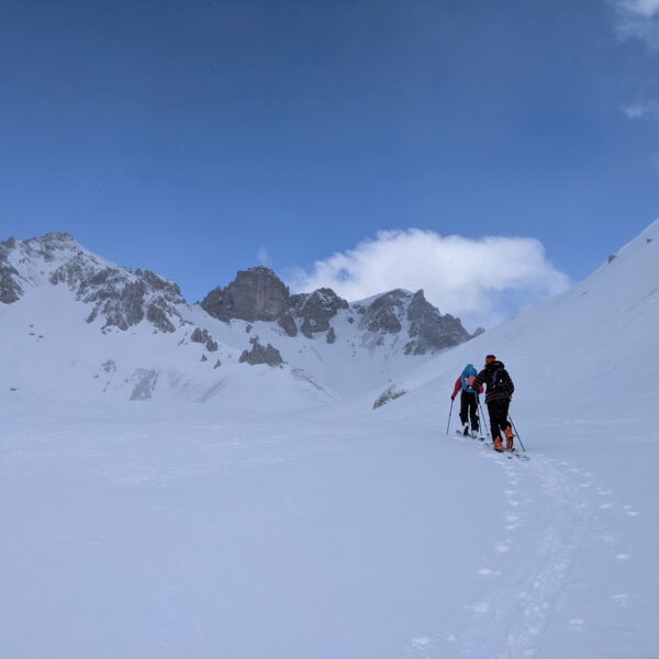 Bald darauf können wir auch schon das Kalbenjoch erblicken. Im Hintergrund thront Königin Serles. Foto: Protect Our Winters Austria