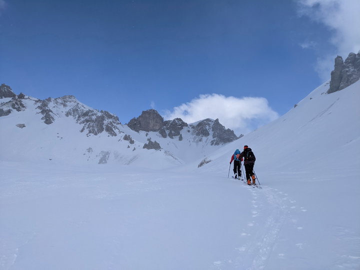 Bald darauf können wir auch schon das Kalbenjoch erblicken. Im Hintergrund thront Königin Serles. Foto: Protect Our Winters Austria