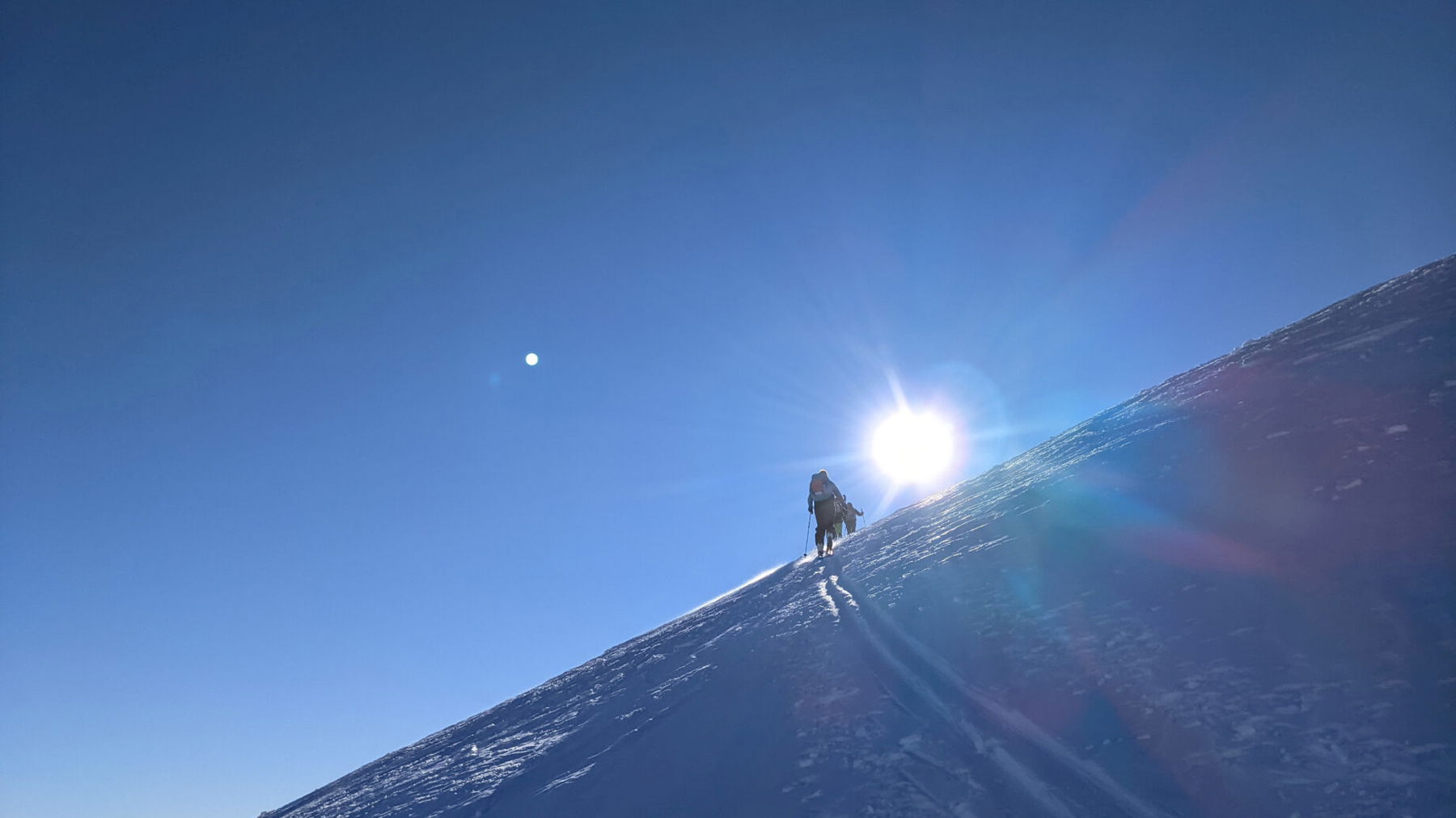 Schaut schön aus, und war es auch. Bitterkalt wurde es mit dem Wind beim letzten Anstieg trotzdem. Anders als die Schneekristalle ließen wir uns aber nicht verwehen! Foto: Protect Our Winters Austria
