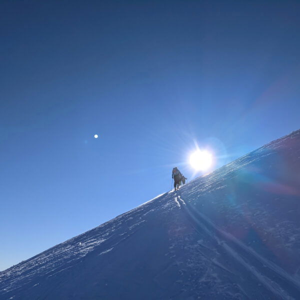 Schaut schön aus, und war es auch. Bitterkalt wurde es mit dem Wind beim letzten Anstieg trotzdem. Anders als die Schneekristalle ließen wir uns aber nicht verwehen! Foto: Protect Our Winters Austria