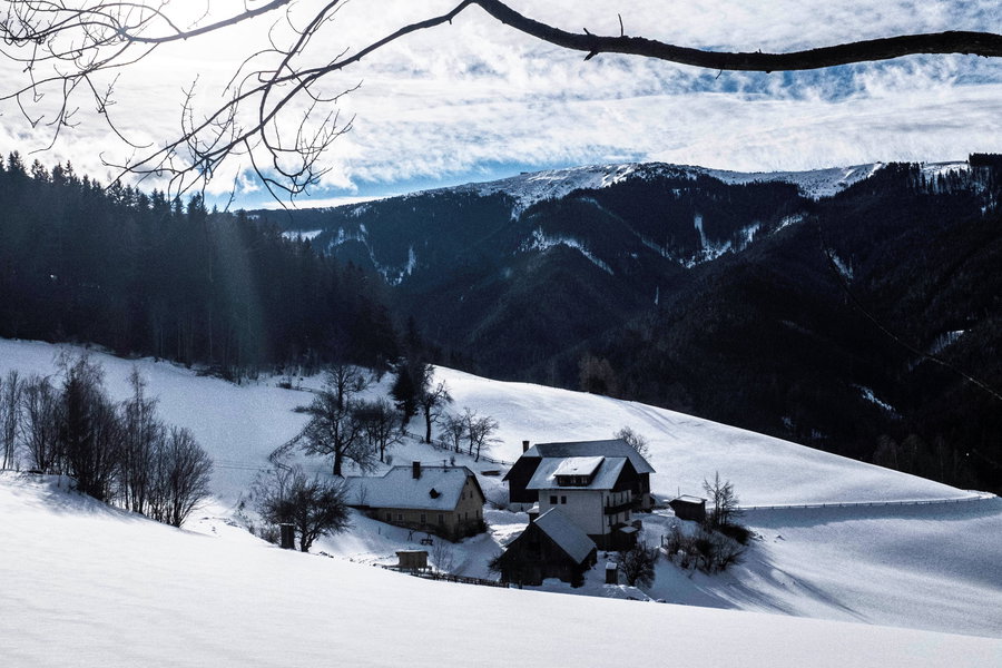 Ausblick auf das Gehöft Gaisschlager und das Stuhleck. Foto: Birgit Reiter