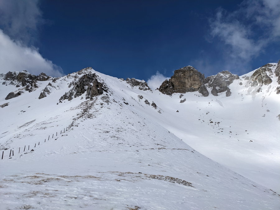 Am Kalbenjoch ist es heute richtig windig. Deshalb machen wir uns schnell für die Abfahrt bereit, um dem Wind zu entfliehen. Foto: Protect Our Winters Austria