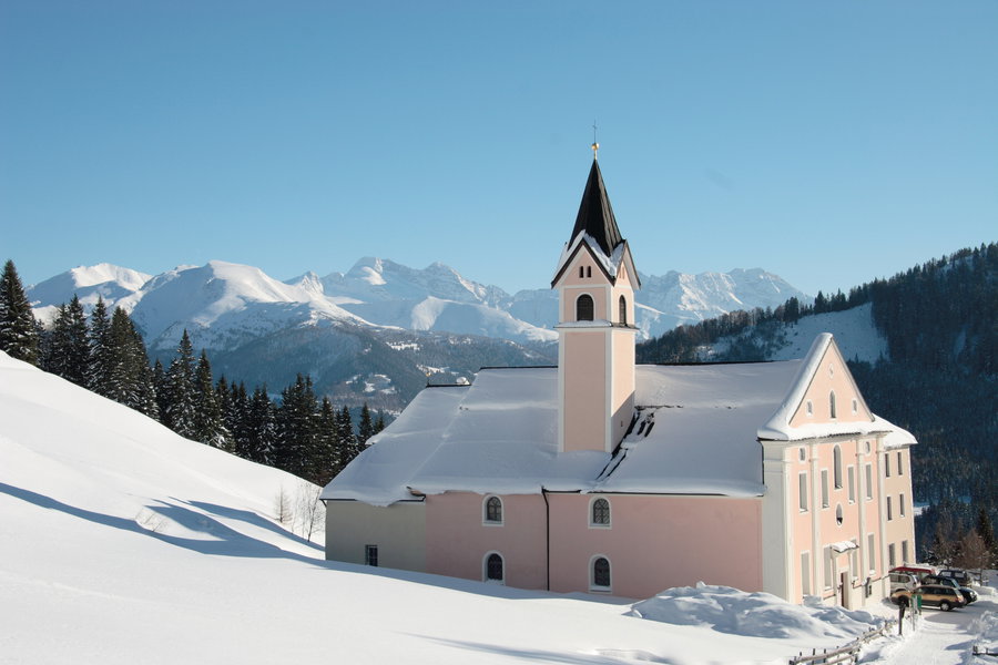 Das Kloster Maria Waldrast im Winter mit dem Olperer im Hintergrund. Foto: Tourismusverband Wipptal