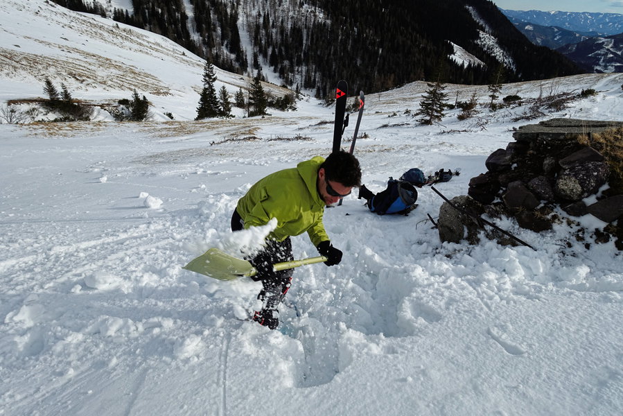 Bei einer Pause in der Sonne graben wir zum Spaß ein Schneeprofil. Wir können keine wirkliche Schwachschicht entdecken. Foto: Martin Heppner