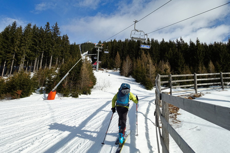 Aufstieg entlang der Piste unter dem Polsterlift durch. Foto: Martin Heppner