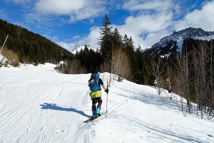 Nach dem Tunnel kommt noch eine Steigung bis zur Höhe Laufstraße. Dort verlassen wir die Piste. Foto: Martin Heppner