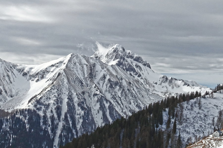 Am Eisenerzer Reichenstein gegenüber geht lautstark eine Lawine ab. Foto: Martin Heppner