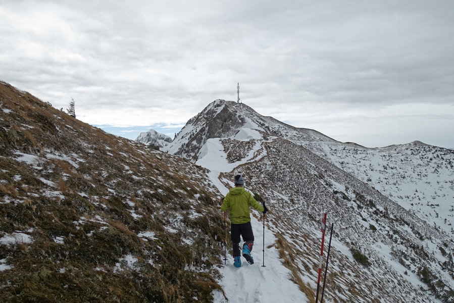 Am Vorgipfel machen wir ein Rucksack- und Skidepot und gehen unbeschwert weiter. Foto: Martin Heppner
