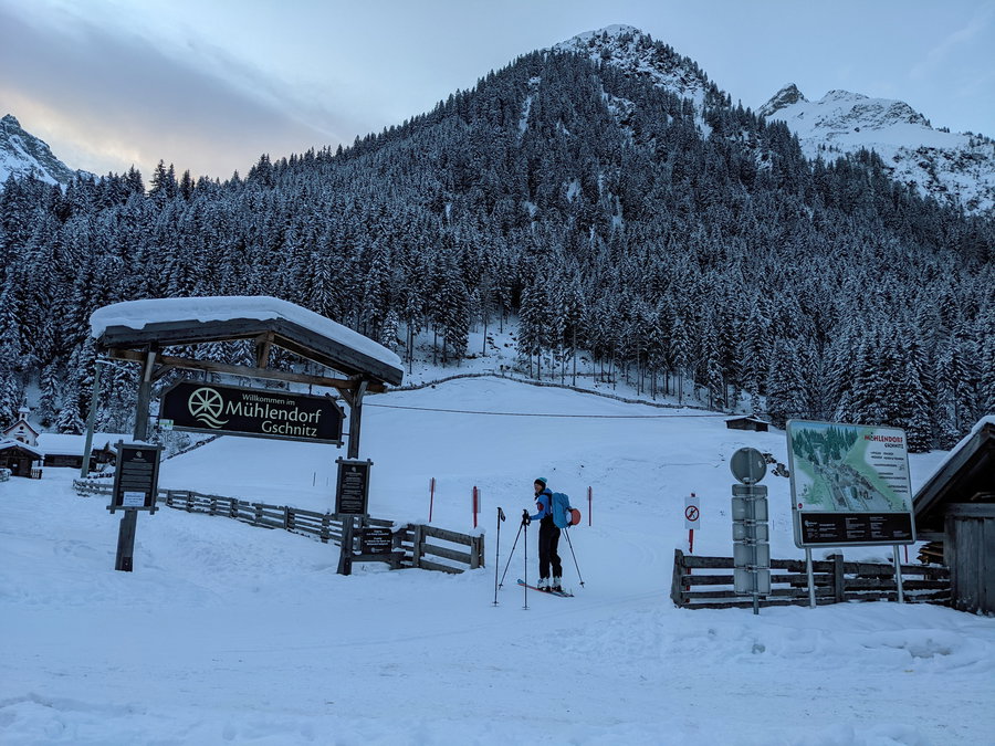 Wir halten uns hier nach rechts, um zur Forststraße zu gelangen, obwohl das Mühlendorf einen sehr netten Eindruck macht. Foto: Protect Our Winters