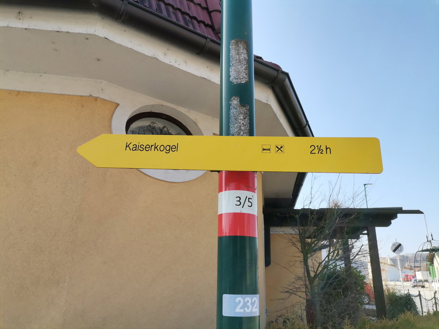 Beim Gemeindezentrum geht es los. Foto Veronika Schöll