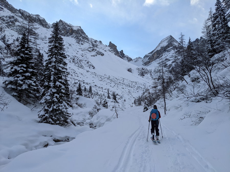 Immer im Blick, die über der Gschnitzer Tribulaunhütte liegende Schneetalscharte. Westlich davon baut sich der für die Hütte namensgebende Gipfel auf. Foto: Protect Our Winters