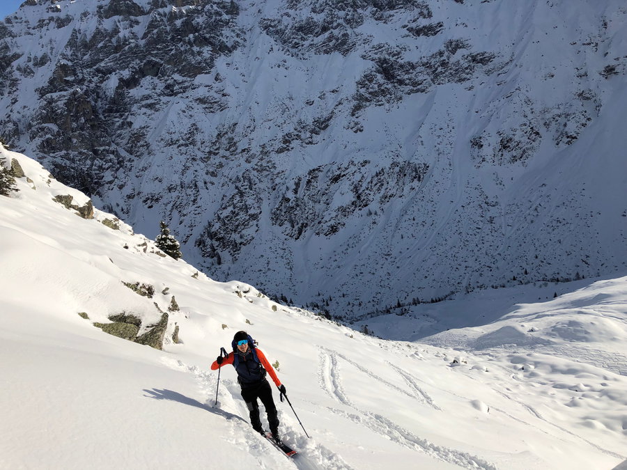 Die hohen Gipfel im Süden verdecken hier lange die Sonne. An wenigen Stellen dieser letzten Steilpassage war die Spur deshalb noch glattgefroren. Foto: Protect Our Winters