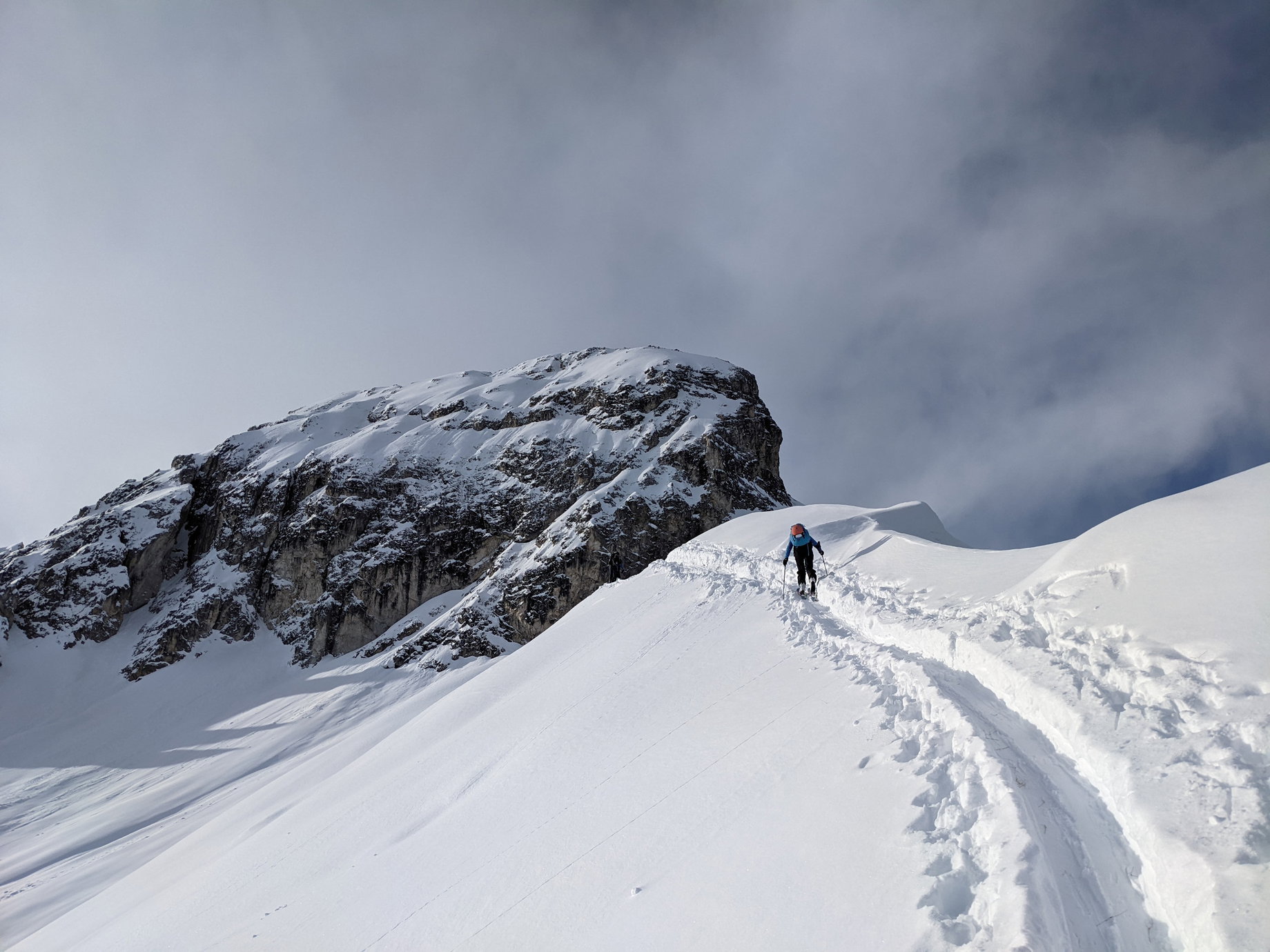 Der Grat zwischen Gargglerin im Süden und dem niedrigeren Eningkopf im Norden. Die Spur führt zu einer breit ausgewehten Fläche, perfekt für die Gipfelrast 1. Foto: Protect Our Winters