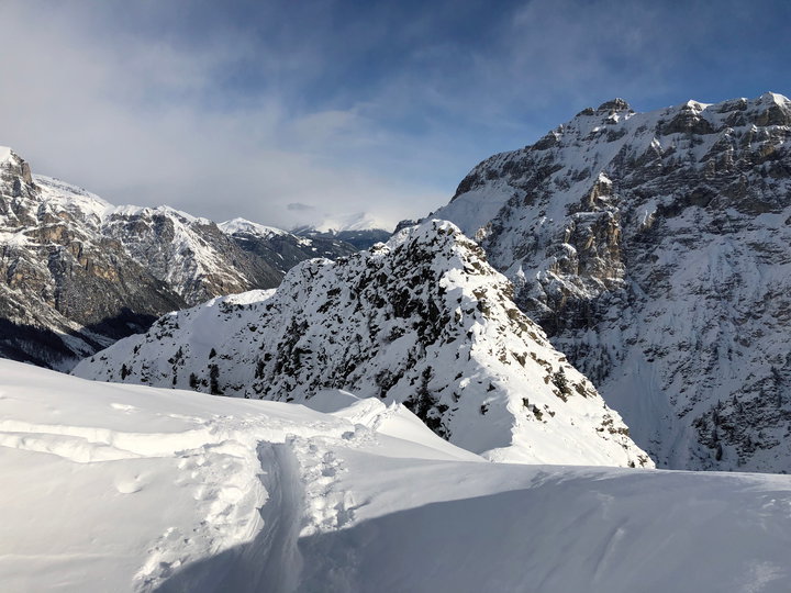 Der Grat zwischen Gargglerin im Süden und dem niedrigeren Eningkopf im Norden. Die Spur führt zu einer breit ausgewehten Fläche, perfekt für die Gipfelrast 2. Foto: Protect Our Winters