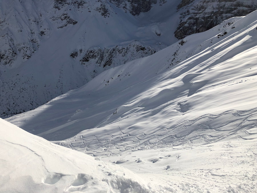 Spuren von vorgestern, wie uns Einheimische verraten, führen hier an einem Gleitschneemaul und Spuren einer überschneiten Lockerschneelawine vorbei. Foto: Protect Our Winters