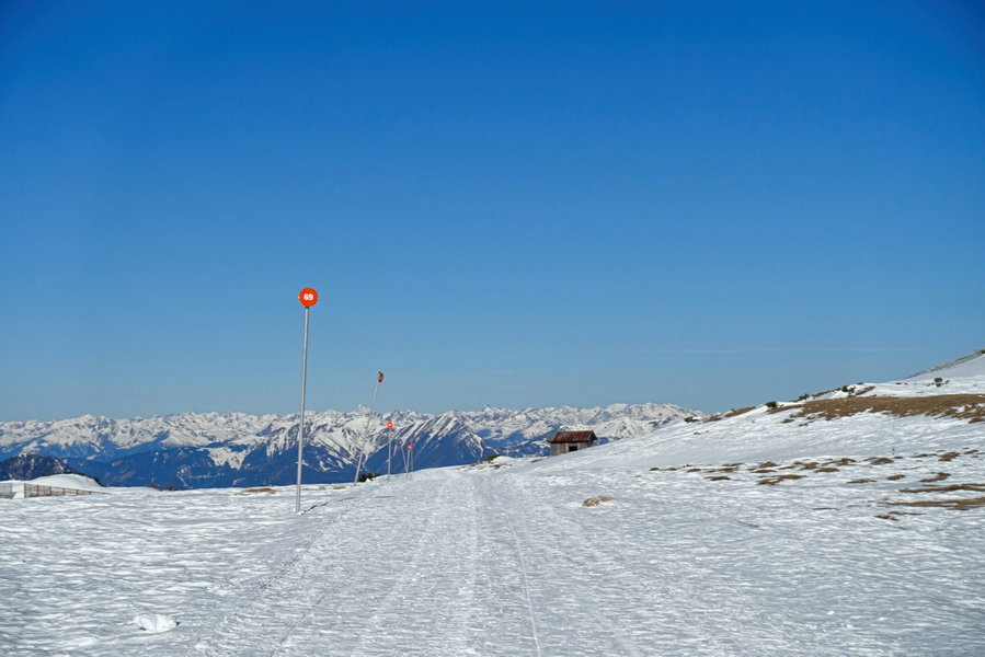 Links der zweiten, schiefen Stange sieht man von hier den Großglockner. Foto: Martin Heppner