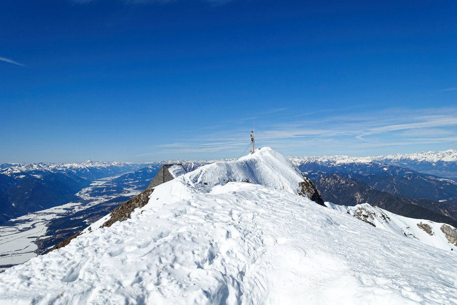 Gipfelkreuz Dobratsch mit dem Dach der Windischen Kapelle. Foto: Martin Heppner