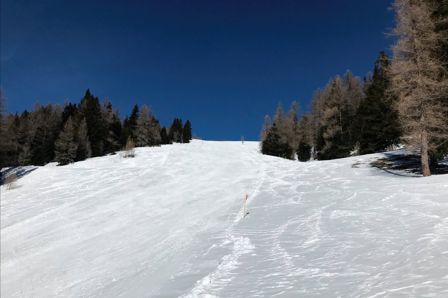 Aufstieg in Spitzkehren neben der Piste, Foto: David Kurz