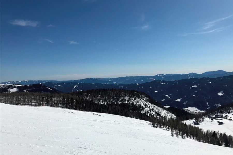 Fast geschafft. Blick Richtung Südosten auf den Almboden der Aflenzer Bürgeralm, Foto: David Kurz